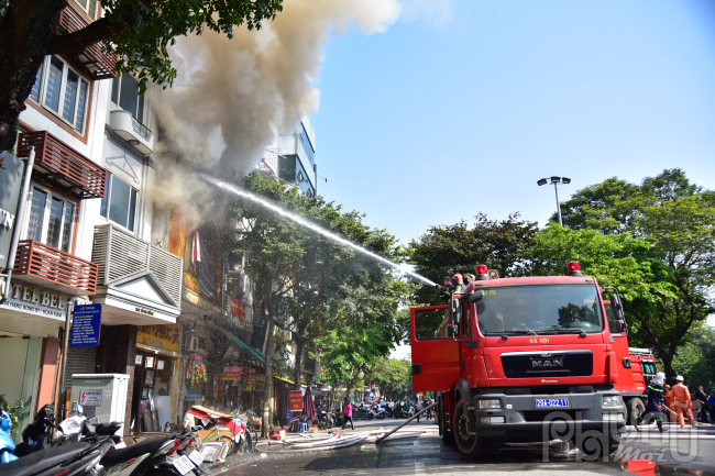Hà Nội: Cháy lớn tại số 240b Hàng Bông