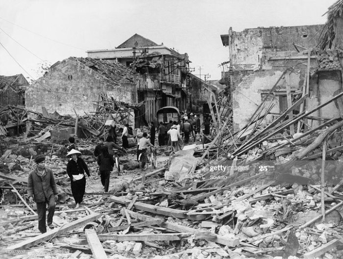 Hà Nội ngày 27/12/1972, máy bay B-52 trút mưa bom san phẳng toàn phố Khâm Thiên, khiến 278 người chết và 290 người bị thương, phá huỷ hoàn toàn 543 ngôi nhà, làm hư hỏng 1200 ngôi nhà khác. Ảnh tư liệu.