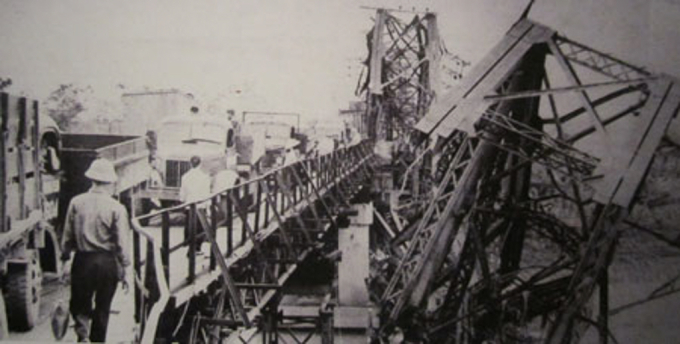 Cầu Long Biên, tuyến đường huyết mạch nối Hà Nội với bờ bắc sông Hồng thường xuyên trở thành mục tiêu đánh phá của giặc phá huỷ nhiều đoạn. Trong chiến dịch Linebacker II năm 1972, Mỹ ném bom 4 lần, phá hủy 1.500 m cầu và 2 trụ cầu. Ảnh tư liệu.