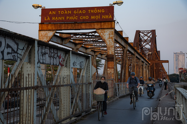 Hiện tại cầu Long Biên tròn 120 tuổi, đã xuống cấp nhưng vẫn là một trong những cây cầu lớn và quan trọng của Thủ đô. Ngày nay, bên cạnh chức năng phục vụ giao thông, cầu Long Biên được coi là một trong những biểu tượng của Hà Nội. Cây cầu tồn tại qua 3 thế kỷ đã trở thành nhân chứng lịch sử của Thủ đô Hà Nội nói riêng và của Việt Nam nói chung.