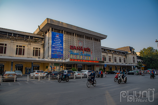 Ga Hàng Cỏ nay được gọi là (Ga Hà Nội) được xây dựng lại khang trang, sạch đẹp, hiện đại là một trong những nhà ga lớn của Hà Nội, phụ vụ số lượng lớn hành khách và vận chuyển hàng hóa đến nhiều tỉnh, thành trên cả nước.