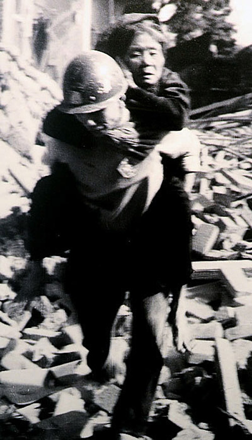 Ngõ Lý Thường Kiệt tang thương, đổ nát sau khi bị trúng bom B-52 ngày 21/12/1972. Ảnh tư liệu.
