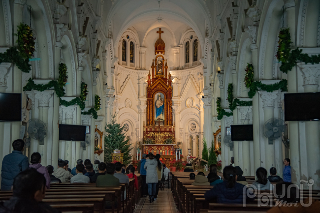 Các nhà thờ Hà Nội lên đèn rực rỡ đón Giáng sinh