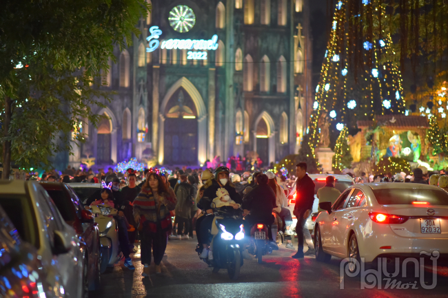 Nhờ thờ lớn Hà Nội nằm ở vị trí trung tâm trang trí rực rỡ thu hút nhiều người đến.