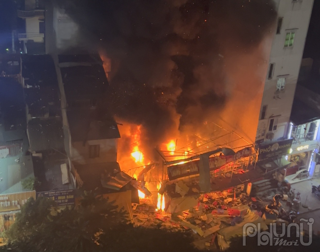Khoảng hơn 19 giờ tối 27/12, tại một trung tâm sửa chữa xe máy ở đường Hoàng Công Chất bất ngờ xảy ra một vụ nổ lớn rồi lửa bốc cháy dữ dội. 