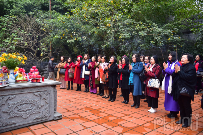 Hội Nữ trí thức Việt Nam dâng hương tại di tích Bạch Đằng Giang.