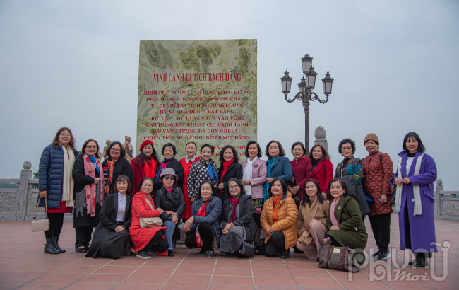 Hội Nữ trí thức chụp ảnh lưu niệm tại di tích Bạch Đằng.