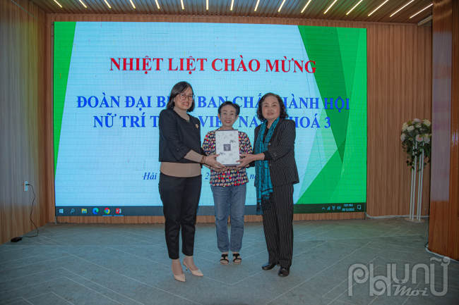 Lãnh đạo Hội Nữ Trí thức Việt Nam giao lưu tặng quà nữ lãnh đạo Hải phòng.
