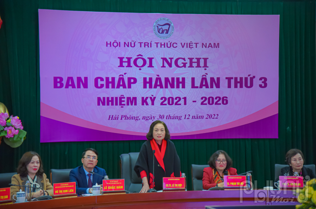 Giáo sư Tiến sĩ Lê Thị Hợp, Chủ tịch Hội Nữ trí thức Việt Nam phát biểu khai mạc Hội nghị.