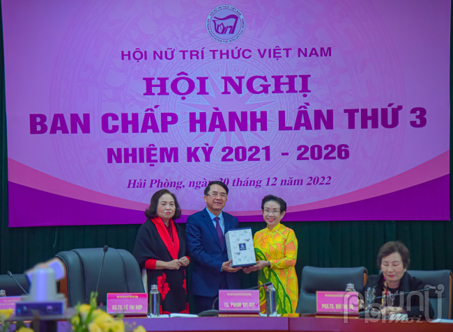 Lãnh đạo Hội Nữ trí thức Việt Nam tặng quà cho Ông Lê Khắc Nam, Uỷ viên Thành uỷ, Phó Chủ tịch UBND thành phố Hải Phòng
