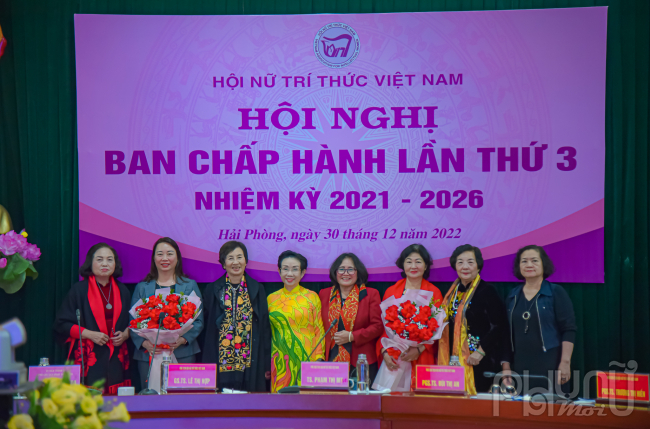 Lãnh đạo Hội Nữ trí thức Việt Nam cùng BCH khoá trước tặng hoa chúc mừng các thành viên BCH khoá mới. 