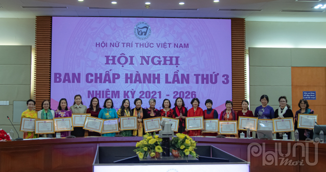 Hội Nữ trí thức Việt Nam tặng Bằng khen cho 30 tập thể vào 160 cá nhân có thành tích xuất sắc trong hoạt động Hội năm 2022.