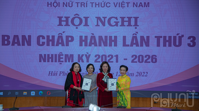 Lãnh đạo Hội Nữ trí thức Việt Nam tặng quà Hội Nữ trí thức Hải Phòng.