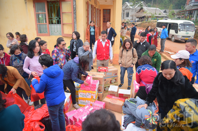 Đoàn thiện nguyện đang chuẩn bị các suất quà tại nhà văn hoá thôn Khe rồng.
