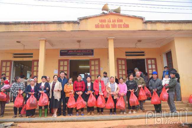Chủ tịch xã An Bình Ông Nguyễn Thế Cường chụp ảnh cùng bà con tại thôn Khe rồng nhận quà từ thiện.