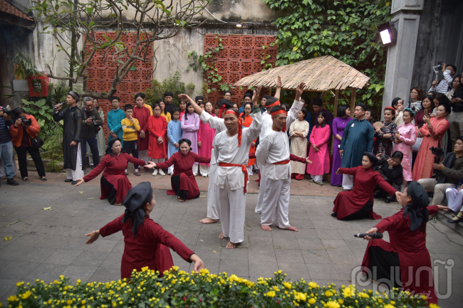 Ban quản lý hồ Hoàn Kiếm và Phố cổ Hà Nội phối hợp với một số đơn vị tổ chức chương trình biểu diễn nghệ thuật 