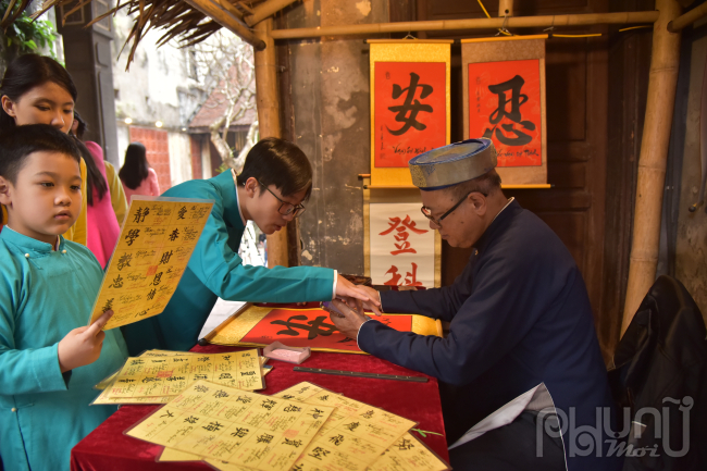 Du khách thích thú tìm hiểu truyền thống xin chữ ngày xuân của người Việt.