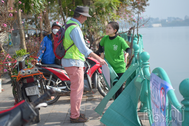 Biển báo và túi phân loại rác được lực lượng chức năng và tình nguyện viên chuẩn bị sẵn để người dân bỏ rác thải và túi bóng.