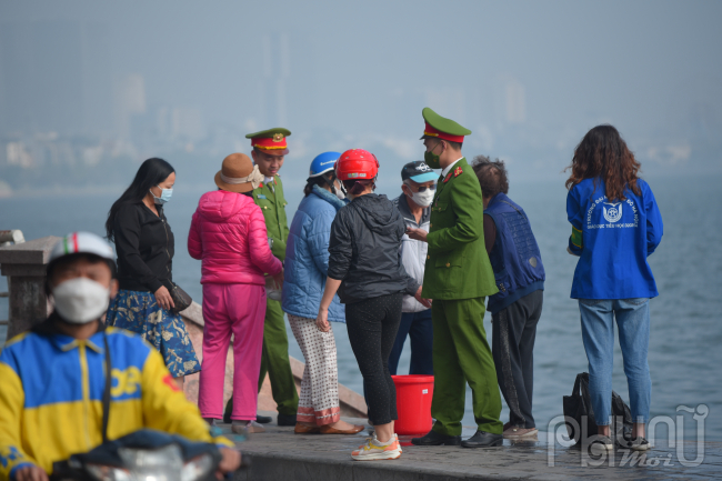 Lực lượng chức năng lập rào chắn hạn chế người dân thả cá chép tiễn ông Công ông Táo, xả rác tại Hồ Tây