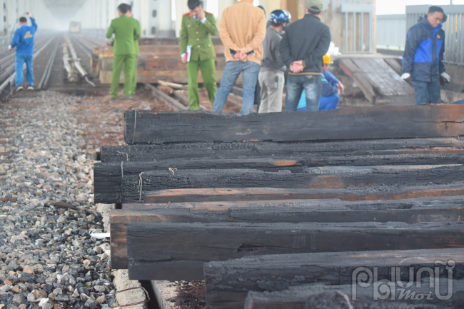 Toàn bộ dầm gỗ đường tàu đang trong quá trình thay thế cháy gần hết