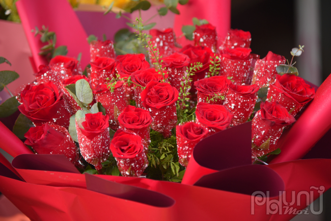 Một số chủ cửa hàng cho biết, riêng hoa hồng đỏ màu chủ đạo cho ngày lễ tình nhân tăng lên 50%.
