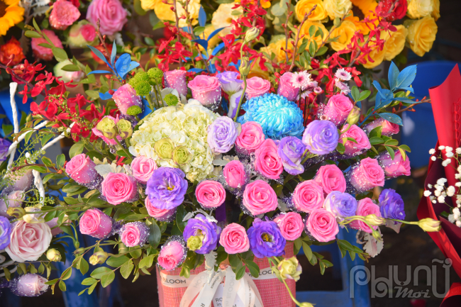 Các mẫu hoa được bán với giá 500 đến 700 nghìn đồng 1 lẵng/bó tuỳ theo kích cỡ, giá ngày này tăng 30% so với ngày thường.