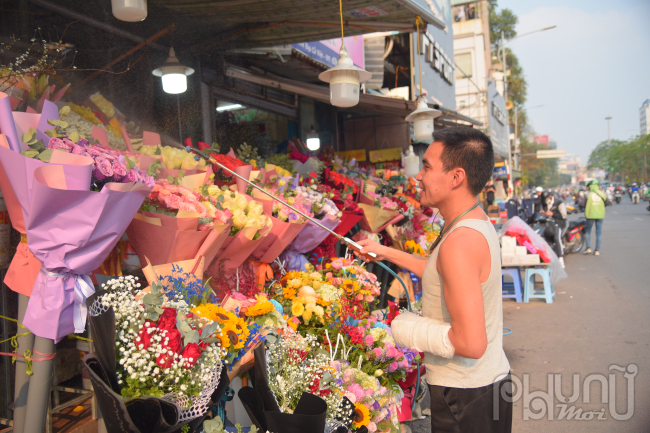 Theo ghi nhận tại nhiều tuyến đường TP Hà Nội, thị trường hoa, quà tặng phục vụ ngày lễ tình nhân (Valentine) tại Việt Nam năm nay khá phong phú, đa dạng, giá cả tăng cao so với ngày thường.