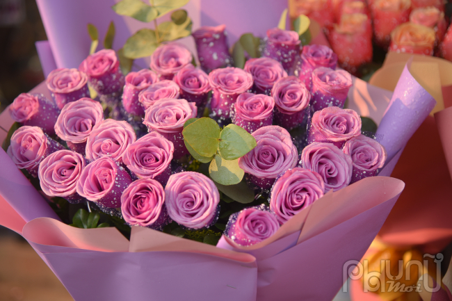 Hoa hồng nhung tăng từ 3 nghìn lên 7 nghìn đồng/bông;hoa hướng dương khoảng 200 nghìn đồng/chục bông; hoa thanh liễu khoảng 100 nghìn đồng/bó; Hoa ly từ 250 nghìn đến 300 nghìn đồng/bó 10 cành; Hoa lan từ 300 nghìn đến 400 nghìn đồng/giỏ… Anh Khoa, một chủ cửa hàng chia sẻ.