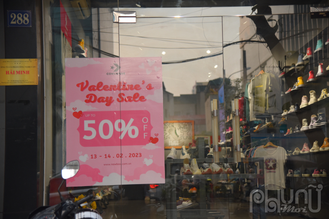 Nhằm kích cầu mua sắm Valentine 14/2, nhiều cửa hàng thờ trang, quần áo, giầy dép, son phấn... đã đồng loạt giảm giá.