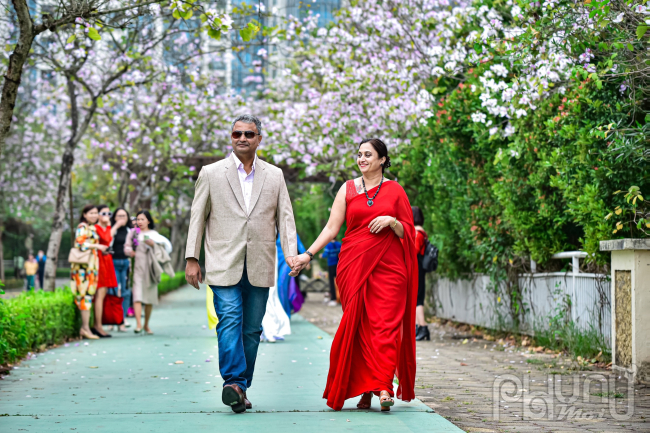 Cặp vợ chồng anh Shachin công dân Ấn Độ đang sống tại Ciputra, Nam Thăng Long, Hà Nội tranh thủ ghi lại khoảnh khắc tuyện đẹp tại với cây hoa ban Ciputra. 