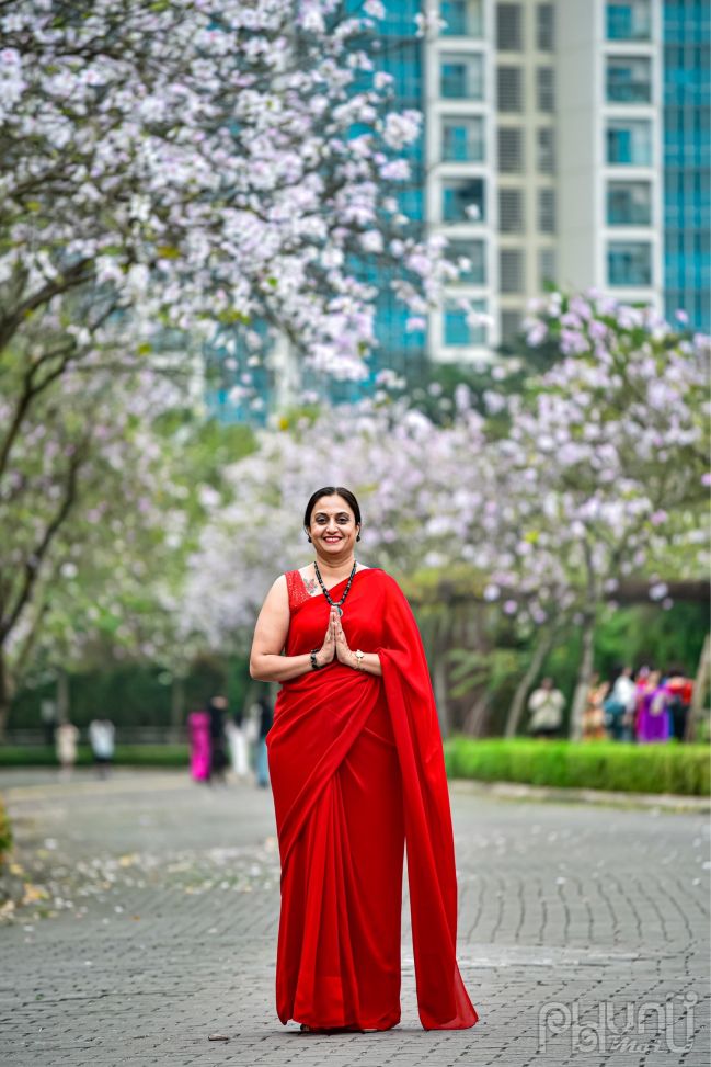 Nét đẹp của người phụ nữ Ấn Độ bên cung đường hoa ban