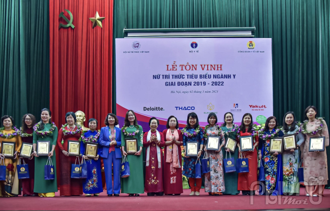 GS.TS. Nguyễn Thị Doan cùng với GSTS Lê Thị Hợp tặng bằng khen cho các nữ trí thức tiêu biểu ngành Y.