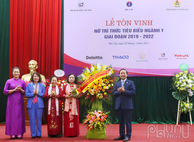 Phó Thủ tướng Trần Hồng Hà tặng hoa cho Hội Nữ trí thức Việt Nam.