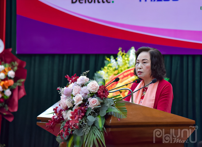 GS-TS Lê Thị Hợp Chủ tịch Hội Nữ trí thức Việt Nam phát biểu khai mạc tại buổi lễ.