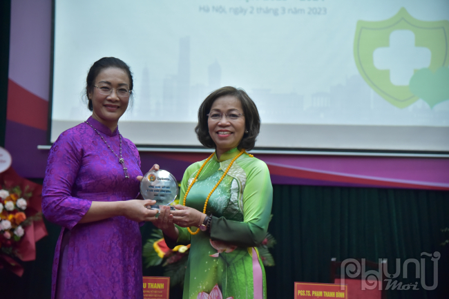 Deloitte Việt Nam trao kỷ niệm chương cho Công đoàn Y tế Việt Nam 