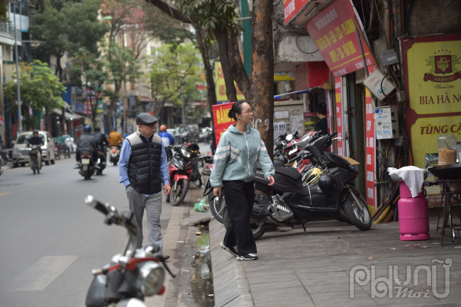 Vỉa hè Hà Nội: Cổng trụ sở công an cũng bị lấn chiếm