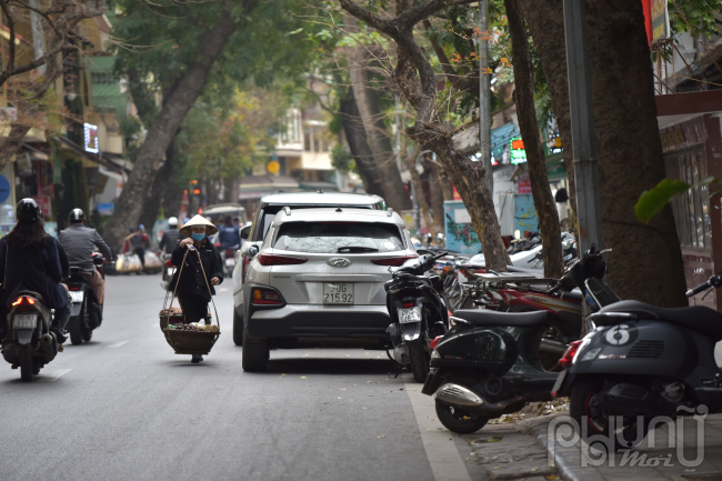 Xe máy, ô tô đỗ xe tràn xuống lòng đường  trên phố Hàng Lược.