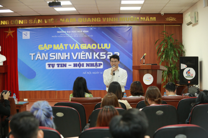 GS. TS Đào Văn Đông truyền cảm hứng cho các bạn sinh viên ngành Truyền thông.