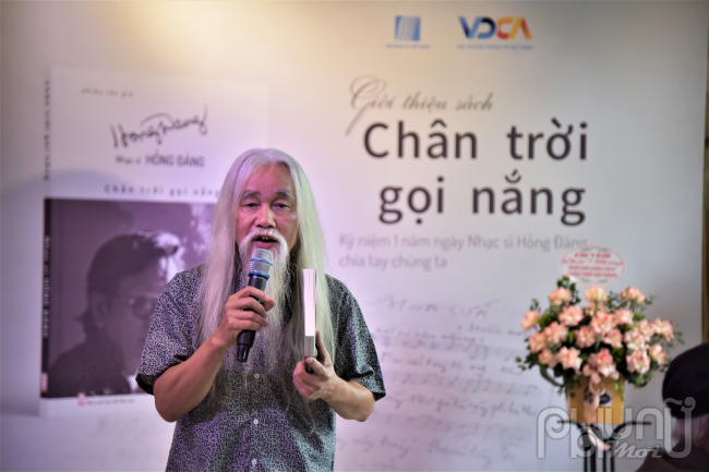 Ông Phạm Xuân Nguyên, nhà phê bình văn học điều hành buổi ra mắt sách