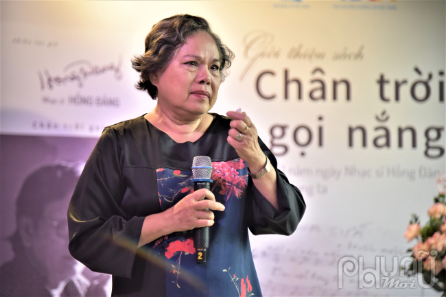 Biên kịch Trịnh Thanh Nhã bật khóc khi kể về những kỷ niệm giữa chồng bà - nhà biên kịch Lê Phương và nhạc sĩ Hồng Đăng.
