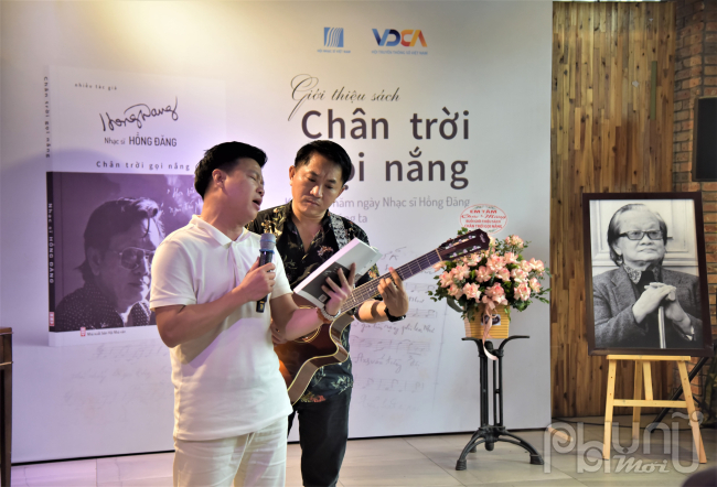 Đan xen các phần chia sẻ của nghệ sĩ, ca sĩ Vũ Thắng Lợi thể hiện nhạc phẩm nổi tiếng của Hồng Đăng.