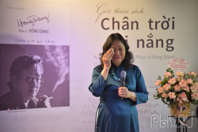 Bà Lê Anh Thúy - vợ nhạc sĩ Hồng Đăng nghẹn ngào chia sẻ về hành trình tự tay thiết kế nội dung cho “Chân trời gọi nắng”.