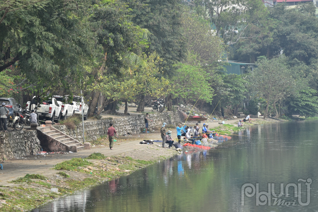Hồ Thanh Nhàn trở thành địa điểm tụ tập câu cá của các cần thủ. 
