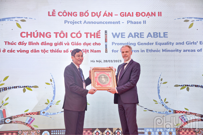 Ông Vũ Minh Đức, Cục trưởng Cục Nhà giáo và Cán bộ quản lý giáo dục, Bộ Giáo dục và Đào tạo tặng quà cho ông Christian Manhart, Trưởng đại diện UNESCO tại Việt Nam.