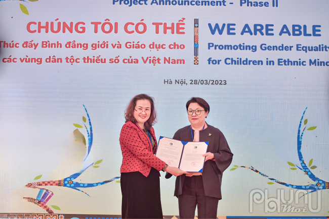 Bà Bế Thị Hồng Vân, Phó Vụ trưởng Vụ Chính sách dân tộc, Ủy ban Dân tộc tặng giấy chứng nhận và hoa cho bà Hee Kyung Jo Min, Phó Chủ tịch CJ CheiJedang - Giám đốc các Chương trình Cống hiến xã hội của CJ CheilJedang tại Hàn Quốc.