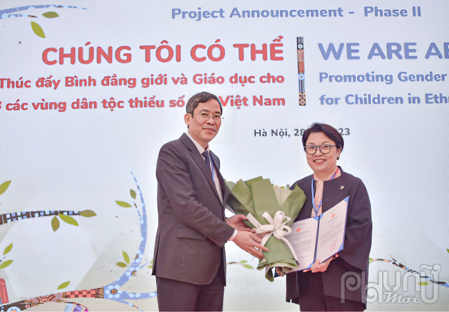 Ông Vũ Minh Đức, Cục trưởng Cục Nhà giáo và Cán bộ quản lý giáo dục, Bộ Giáo dục và Đào tạo trao giấy chứng nhận cho bà  Hee Kyung Jo Min, Phó Chủ tịch CJ CheiJedang - Giám đốc các Chương trình Cống hiến xã hội của CJ CheilJedang tại Hàn Quốc.