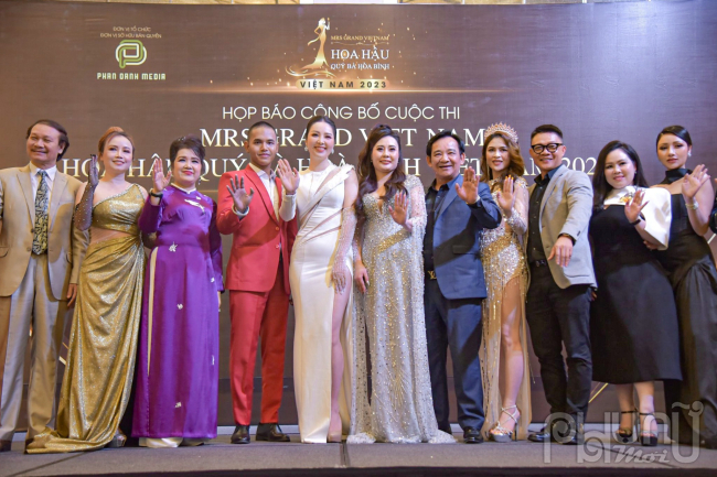 Ban tổ chức cuộc thi Mrs Grand Vietnam – Hoa hậu Quý bà Hòa bình Việt Nam chụp ảnh lưu niệm cùng các đại biểu và khách mời