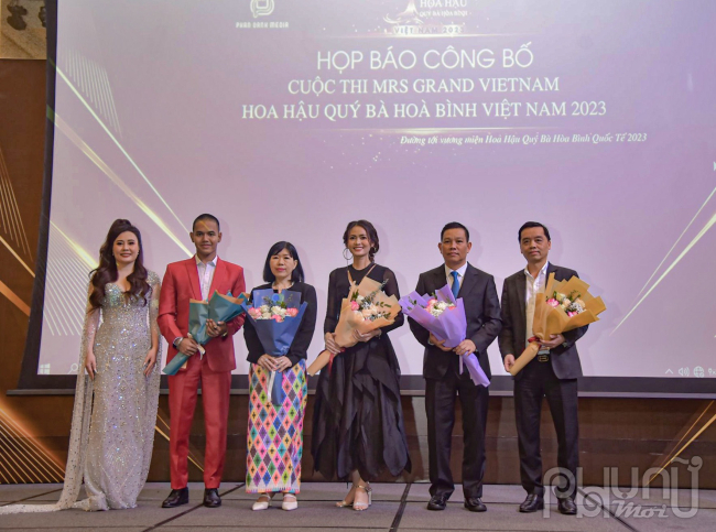 Hoa hậu Phan Kim Oanh, Trưởng ban tổ chức Cuộc thi Mrs Grand Việt Nam 2023 - Hoa hậu Quý bà Hòa bình Việt Nam 2023 tặng hoa cho khách mời và các thành viên trong ban tổ chức.