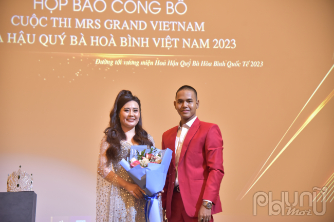 Hoa hậu Phan Kim Oanh tặng hoa cho Ông Khunn Hsett Han - Chủ tịch Mrs Grand International đến từ Myanmar