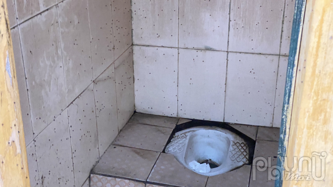 Bên trong khu vực nhà vệ sinh hôi hám, bốc mùi, ruồi muỗi bám đầy tường.